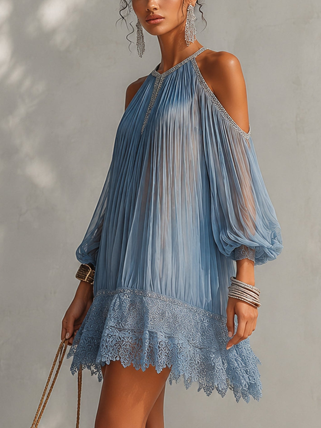 Celeste | Vestido mini azul con hombros descubiertos, fruncido y dobladillo de encaje