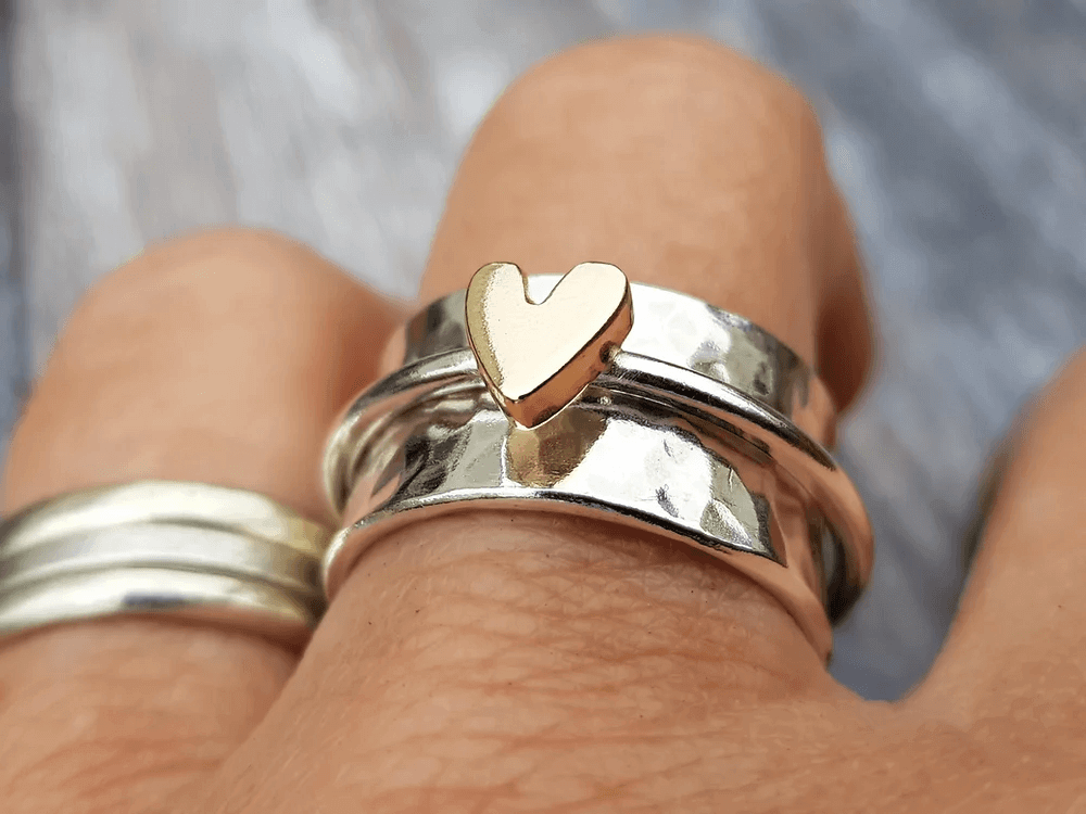 MELY | Anillo plateado con corazón dorado
