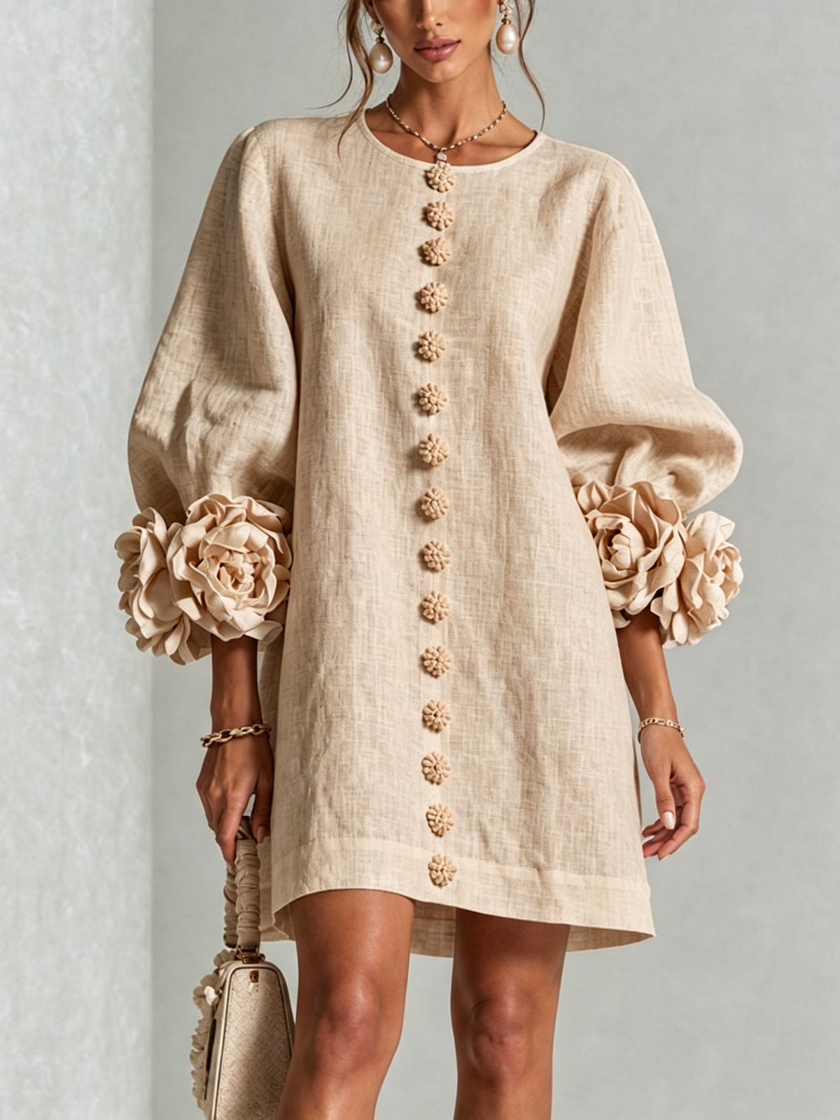 Vestido Mini con Botones Florales y Mangas con Flores Vistosas