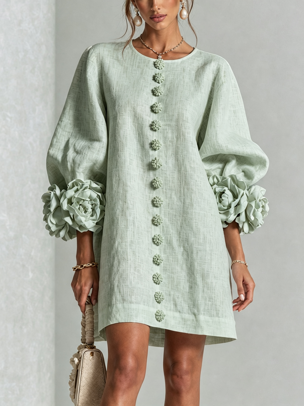 Vestido Mini con Botones Florales y Mangas con Flores Vistosas