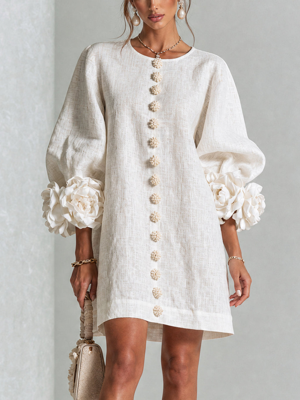 Vestido Mini con Botones Florales y Mangas con Flores Vistosas