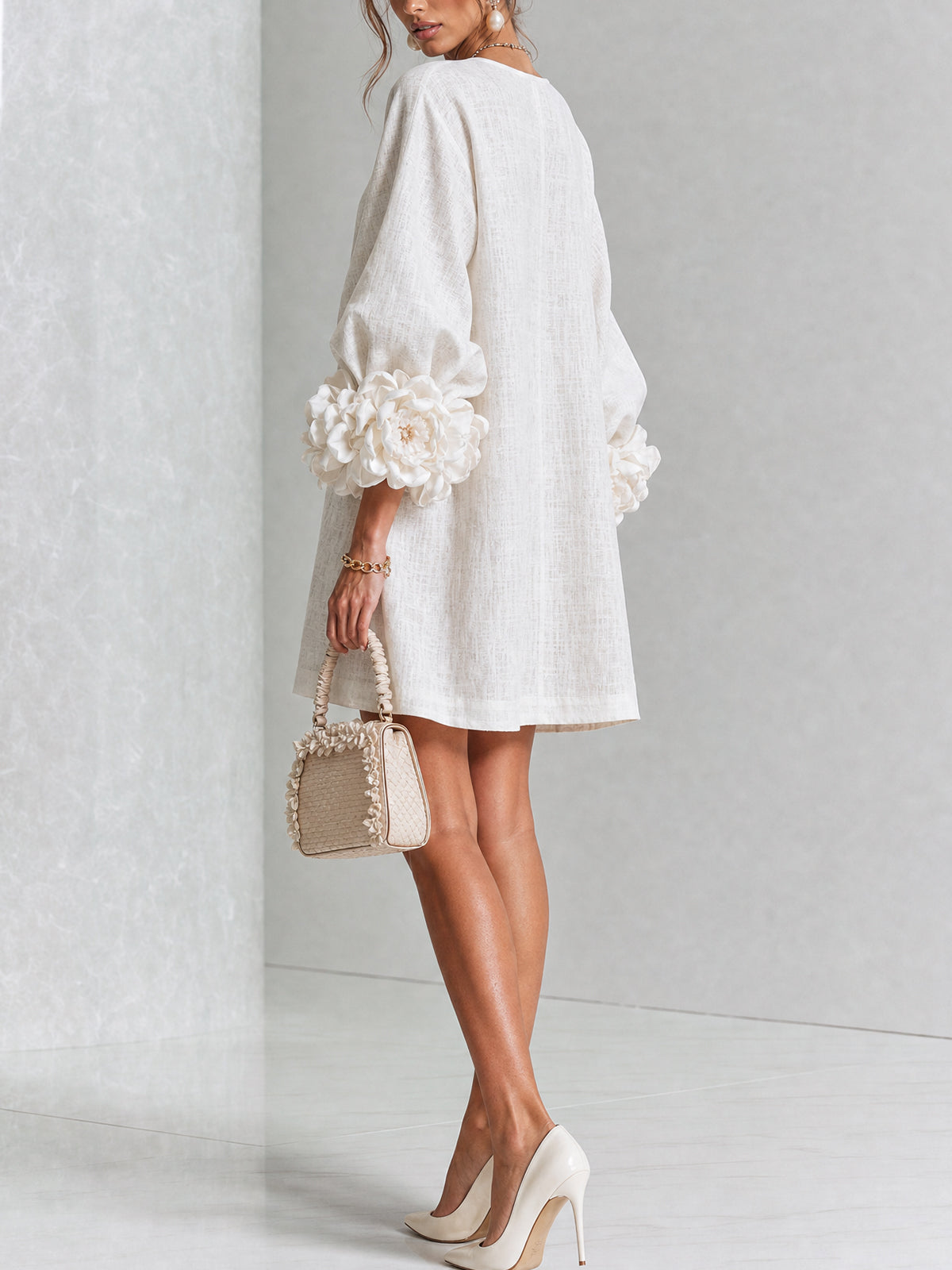 Vestido Mini con Botones Florales y Mangas con Flores Vistosas
