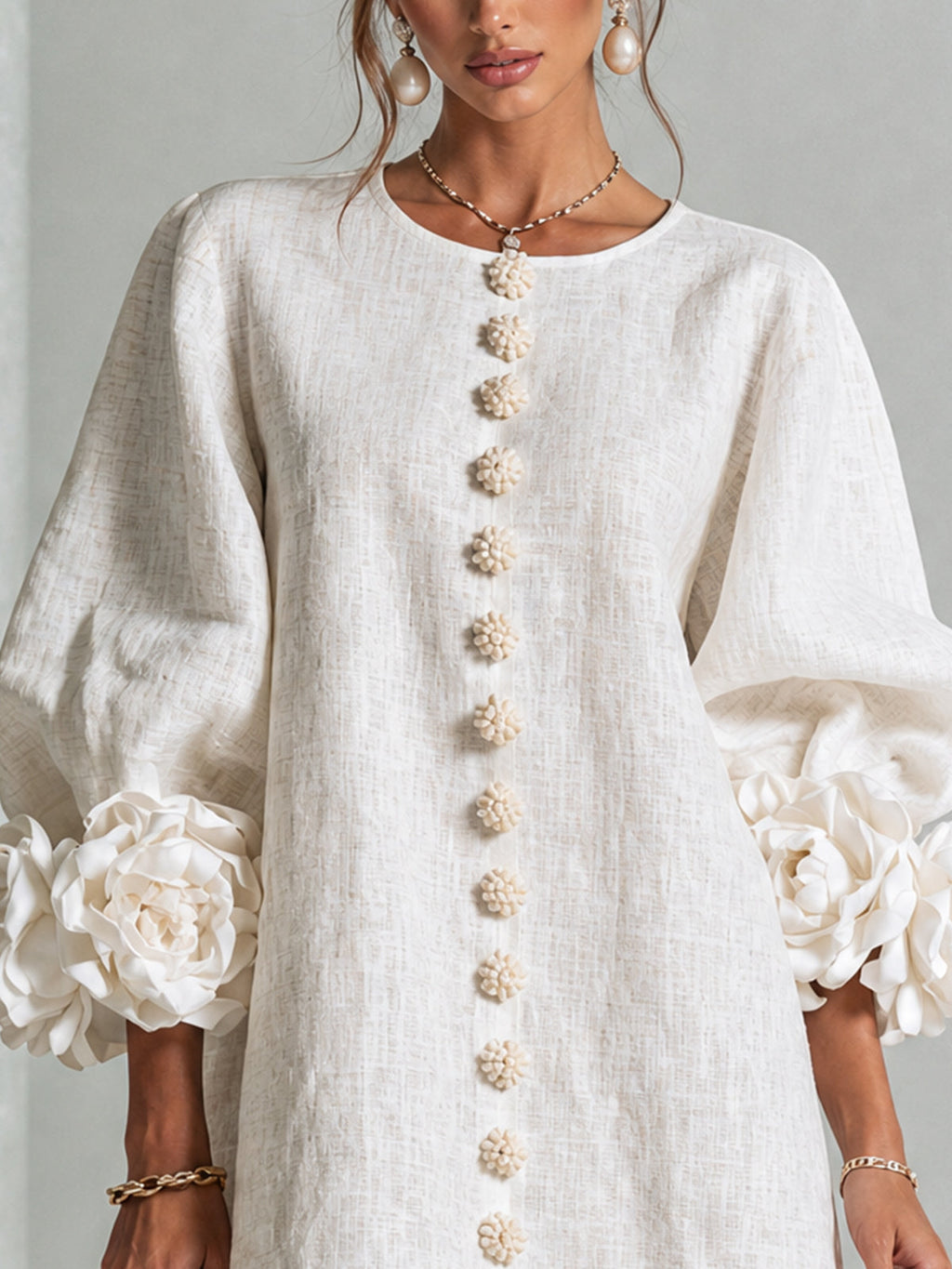 Vestido Mini con Botones Florales y Mangas con Flores Vistosas