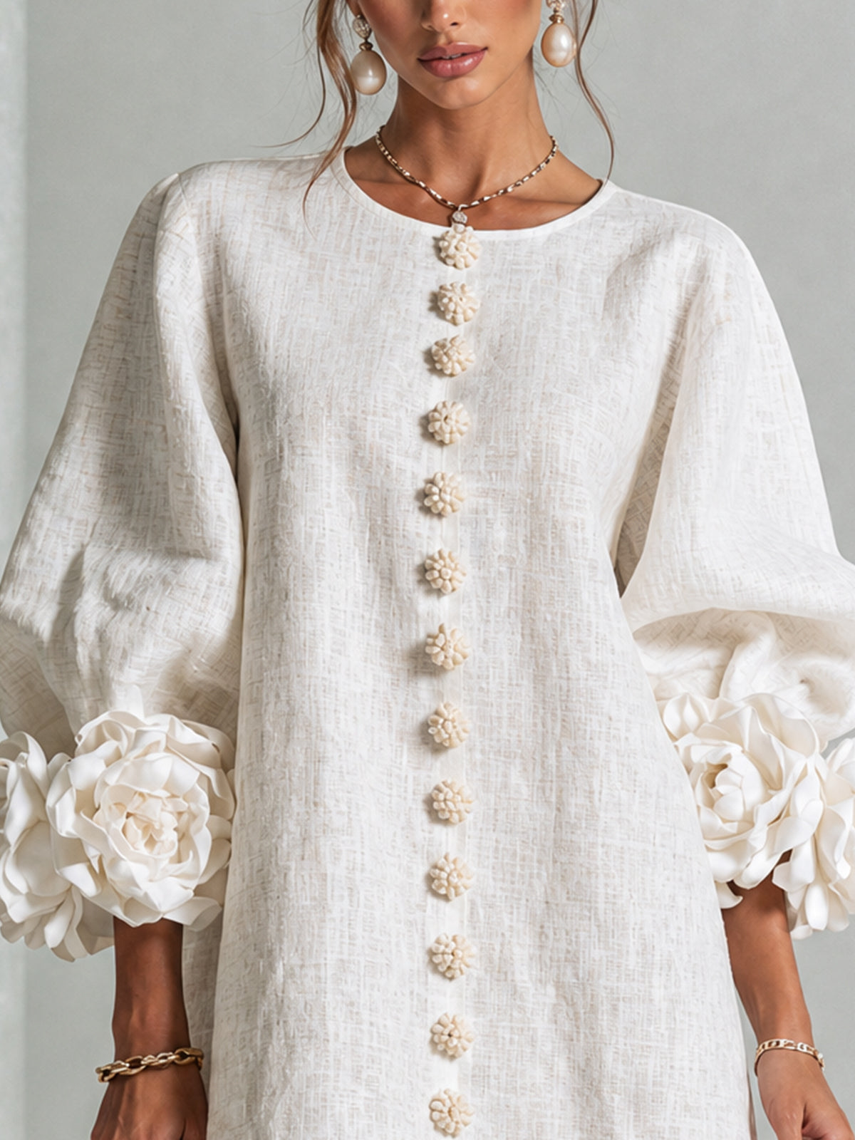 Vestido Mini con Botones Florales y Mangas con Flores Vistosas