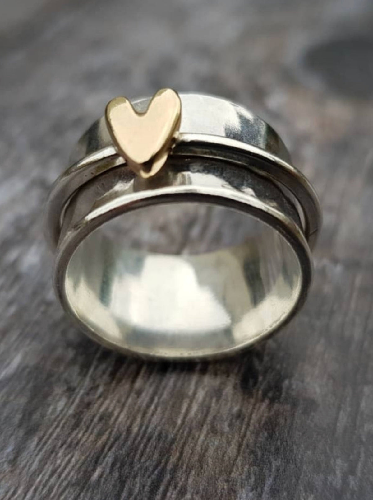 MELY | Anillo plateado con corazón dorado