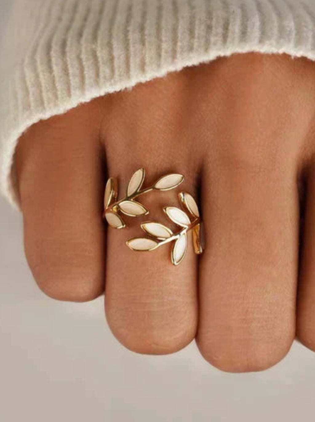 PURE | Anillo ajustable con hoja y ópalo blanco
