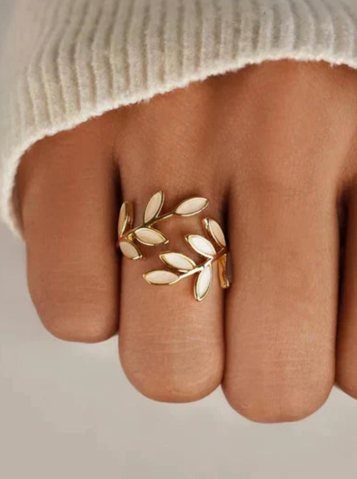 PURE | Anillo ajustable con hoja y ópalo blanco