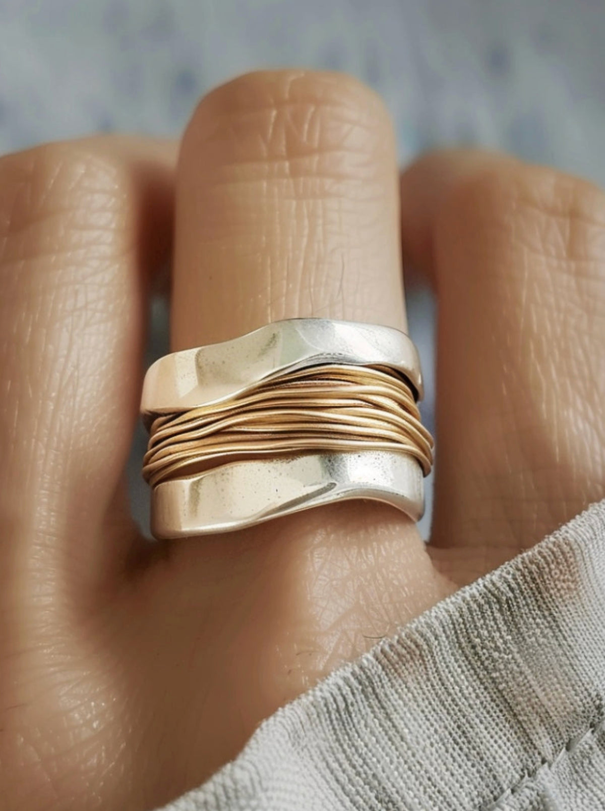 LIA| Anillo de hilos dorados en plata