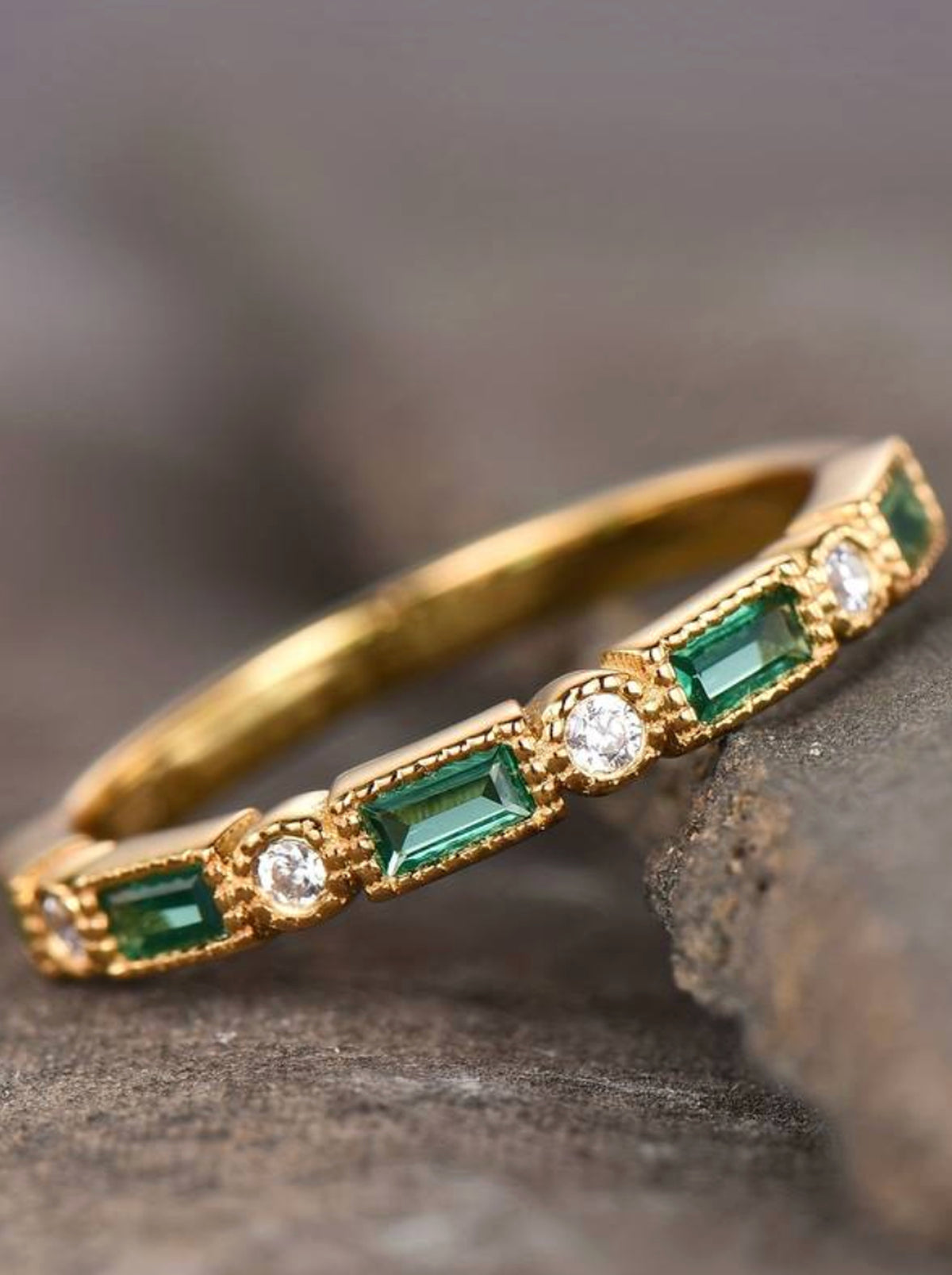 ALEX | Anillo dorado con circonitas verdes incrustadas