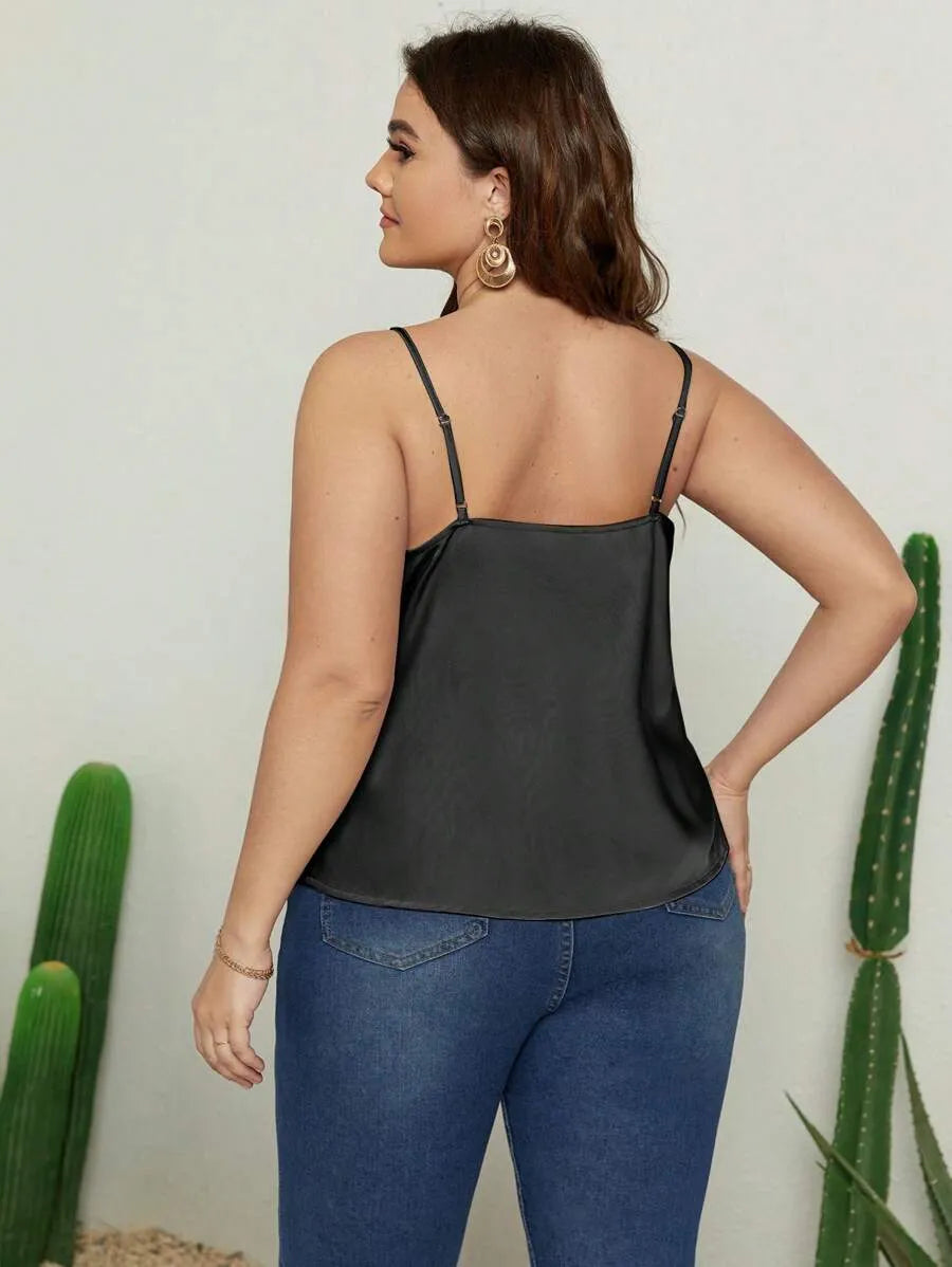 Top Satinado con Tirantes Finos y Elegante Cuello Drapeado