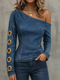 Alba blusa vaquera asimétrica con aros dorados